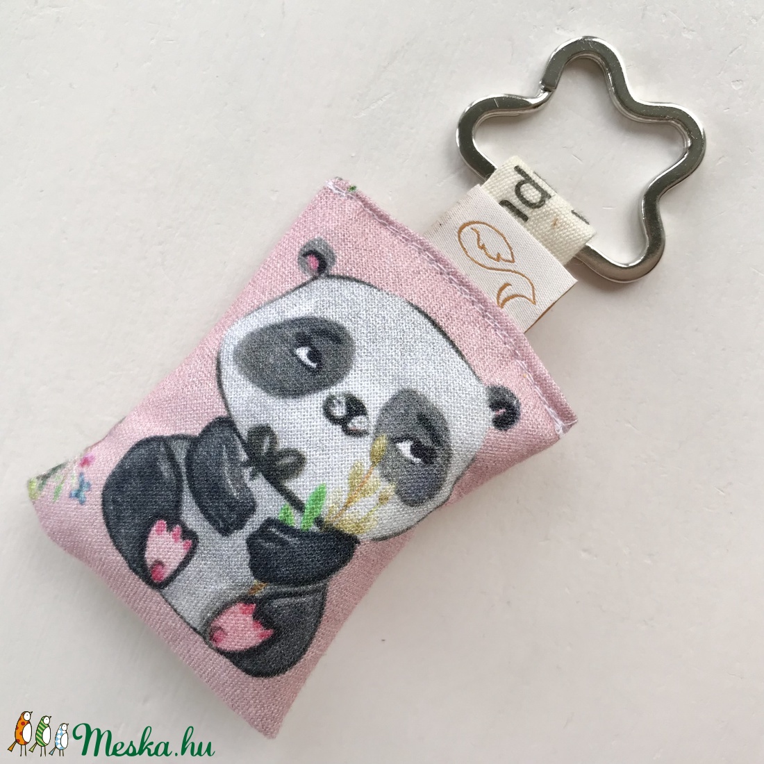 Panda maci és virágos rét pillangóval mintás egyedi kulcstartó - Artiroka design - táska & tok - kulcstartó & táskadísz - kulcstartó - Meska.hu Panda maci és virágos rét pillangóval mintás egyedi kulcstartó - Artiroka design - táska & tok - kulcstartó & táskadísz - kulcstartó - Meska.hu