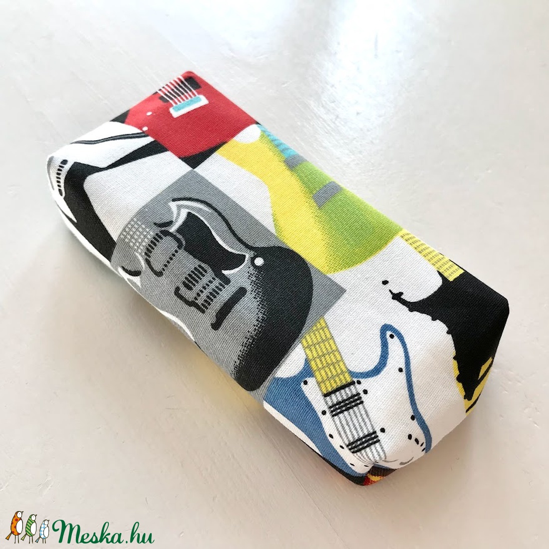 Gitár mintás bélelt papírzsebkendő tartó - Artiroka design - táska & tok - pénztárca & más tok - zsebkendőtartó tok - Meska.hu Gitár mintás bélelt papírzsebkendő tartó - Artiroka design - táska & tok - pénztárca & más tok - zsebkendőtartó tok - Meska.hu
