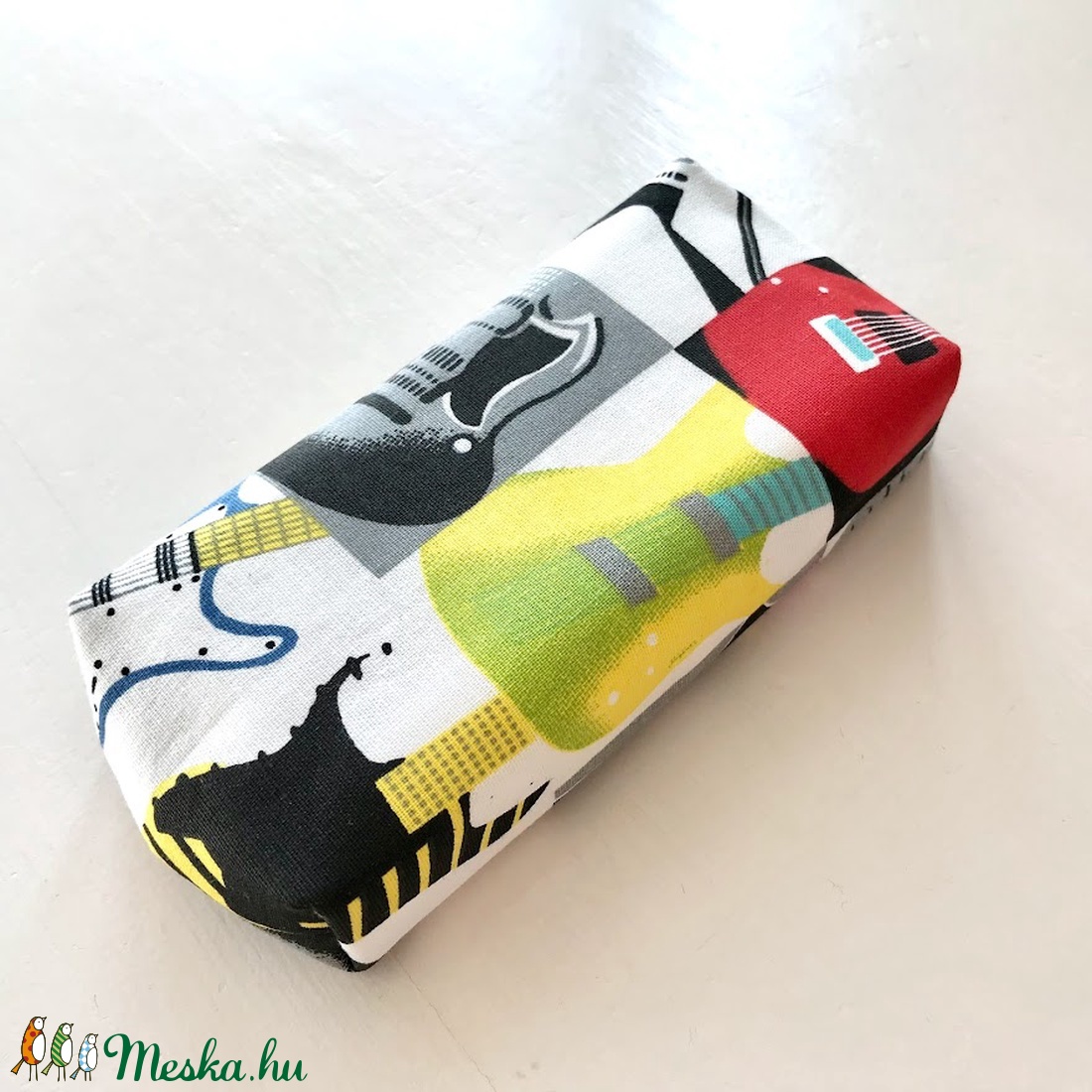 Gitár mintás bélelt papírzsebkendő tartó - Artiroka design - táska & tok - pénztárca & más tok - zsebkendőtartó tok - Meska.hu Gitár mintás bélelt papírzsebkendő tartó - Artiroka design - táska & tok - pénztárca & más tok - zsebkendőtartó tok - Meska.hu