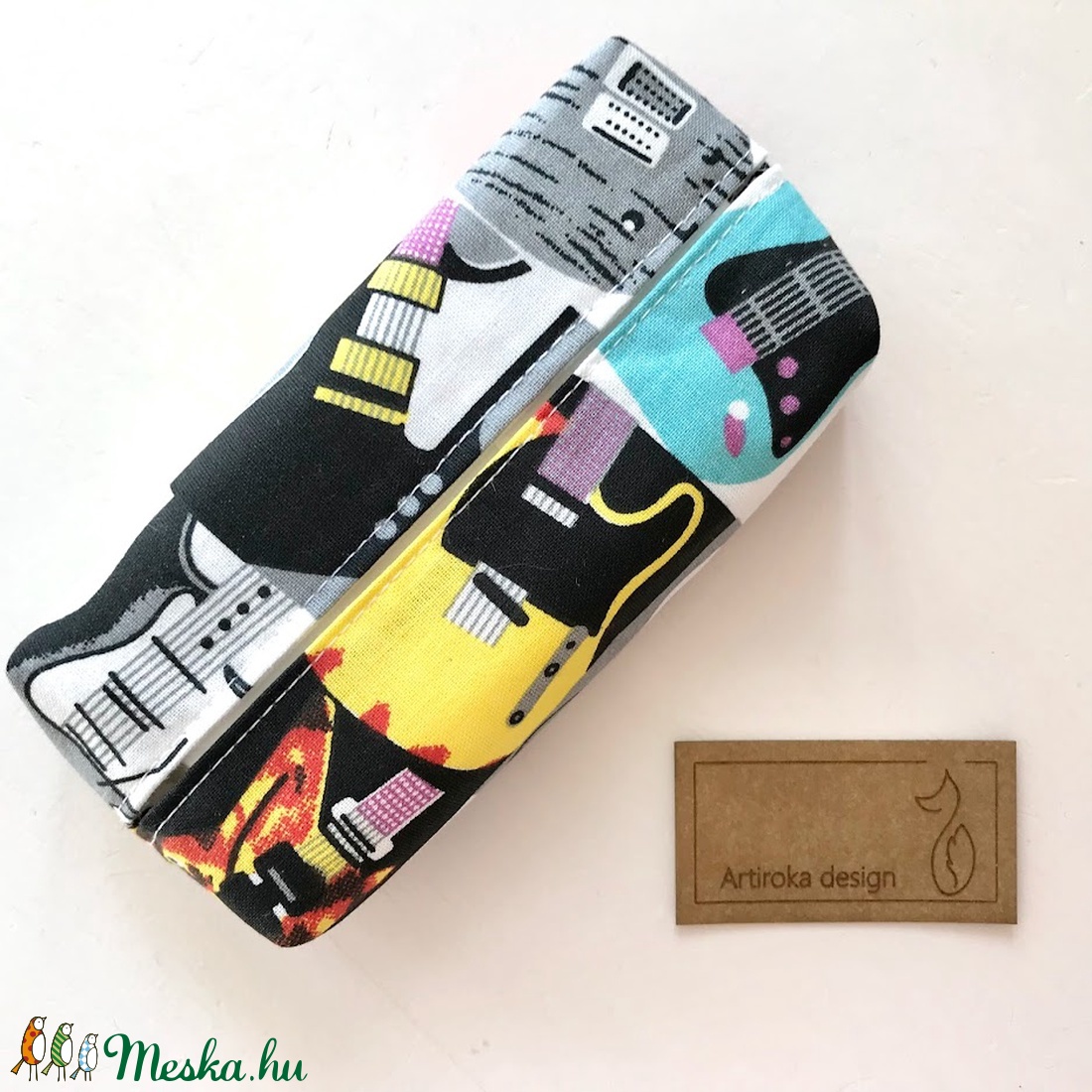 Gitár mintás bélelt papírzsebkendő tartó - Artiroka design - táska & tok - pénztárca & más tok - zsebkendőtartó tok - Meska.hu Gitár mintás bélelt papírzsebkendő tartó - Artiroka design - táska & tok - pénztárca & más tok - zsebkendőtartó tok - Meska.hu