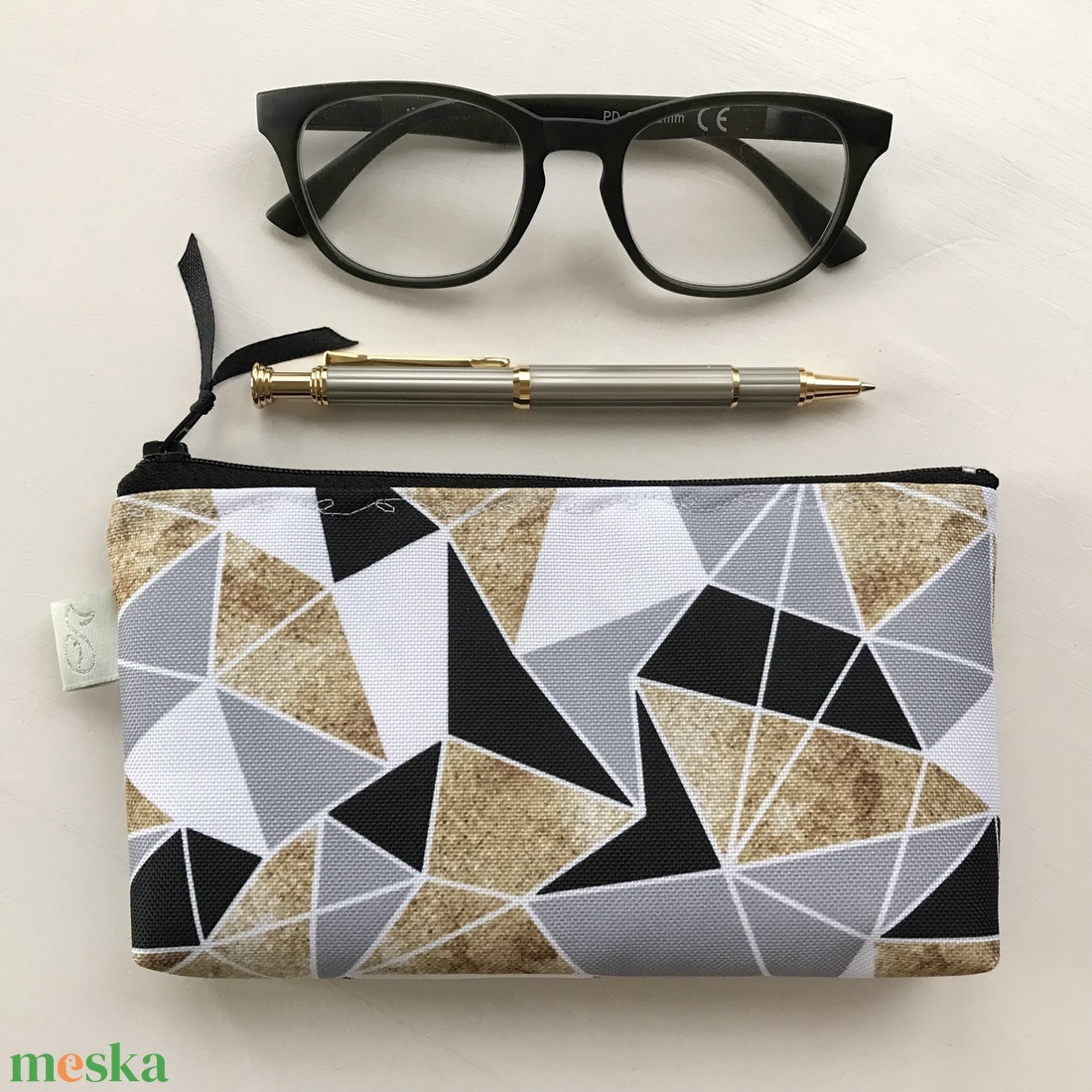 Geometria mintás, fekete-fehér szürke-arany színű VÍZLEPERGETŐS neszesszer - Artiroka design - táska & tok - neszesszer - Meska.hu