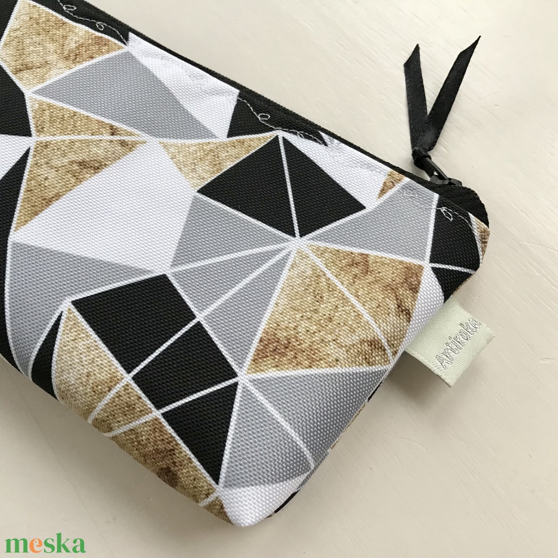Geometria mintás, fekete-fehér szürke-arany színű VÍZLEPERGETŐS neszesszer - Artiroka design - táska & tok - neszesszer - Meska.hu