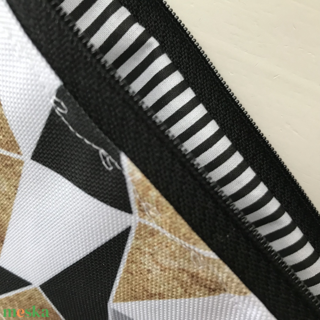 Geometria mintás, fekete-fehér szürke-arany színű VÍZLEPERGETŐS neszesszer - Artiroka design - táska & tok - neszesszer - Meska.hu