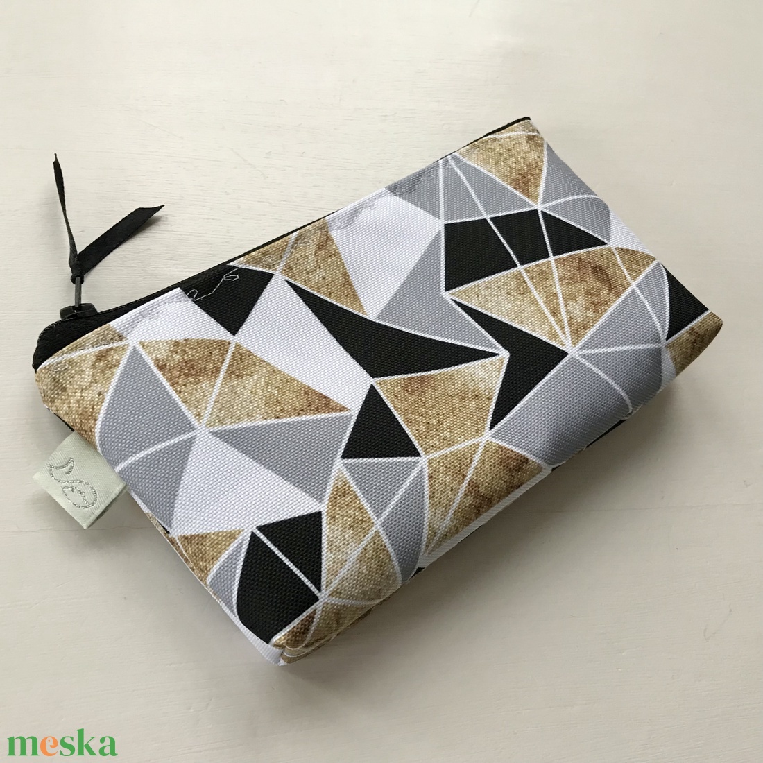 Geometria mintás, fekete-fehér szürke-arany színű VÍZLEPERGETŐS neszesszer - Artiroka design - táska & tok - neszesszer - Meska.hu