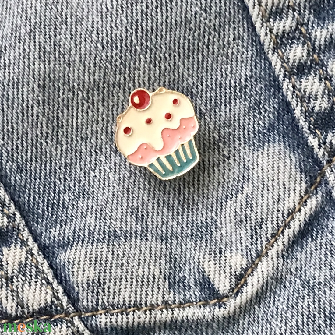 Cupcake, muffin süti mintás kitűző - Mesedoboz - ékszer - kitűző és bross - kitűző - Meska.hu Cupcake, muffin süti mintás kitűző - Mesedoboz - ékszer - kitűző és bross - kitűző - Meska.hu