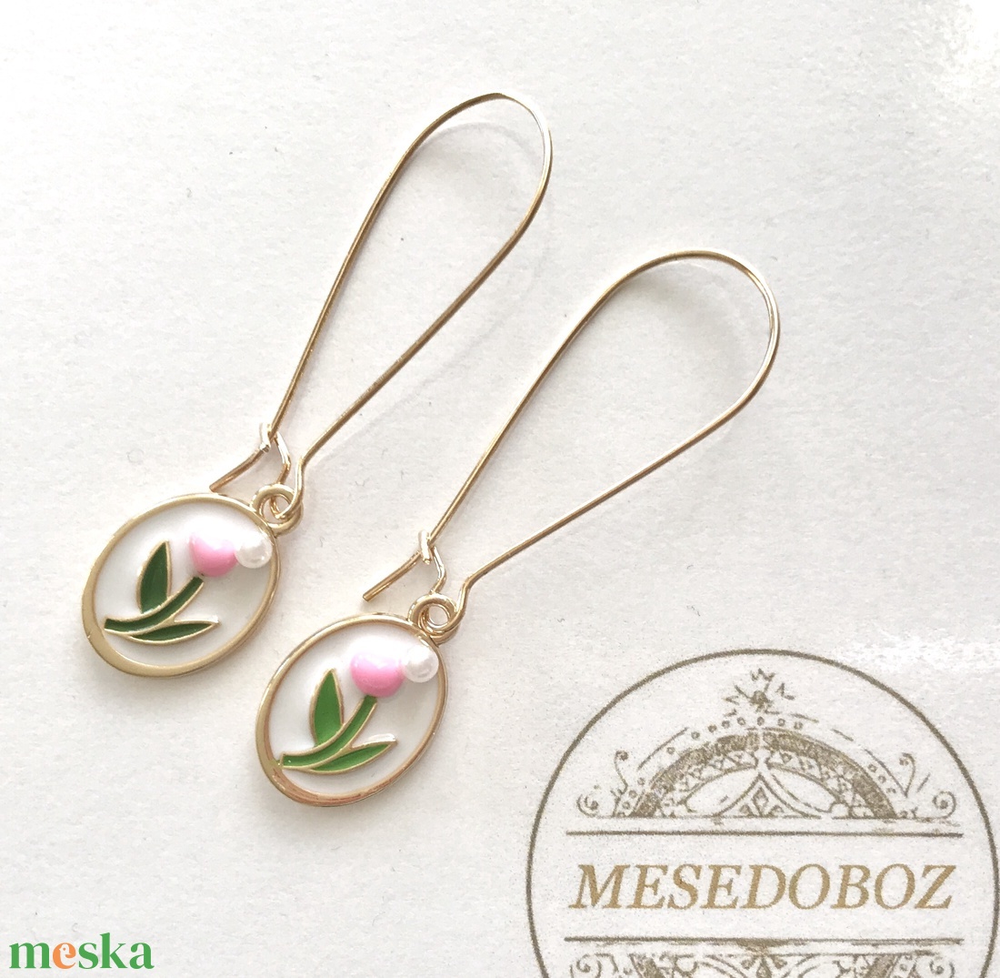 Tulipán mintás fülbevaló fehér gyöngy díszítéssel - Mesedoboz - esküvő - ékszer - fülbevaló - Meska.hu