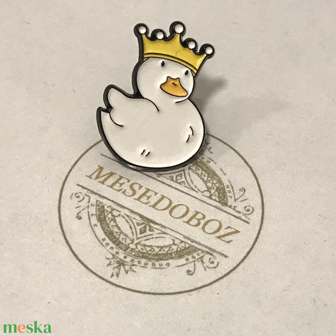 Kacsa király kitűző - Mesedoboz - ékszer - kitűző és bross - kitűző - Meska.hu Kacsa király kitűző - Mesedoboz - ékszer - kitűző és bross - kitűző - Meska.hu