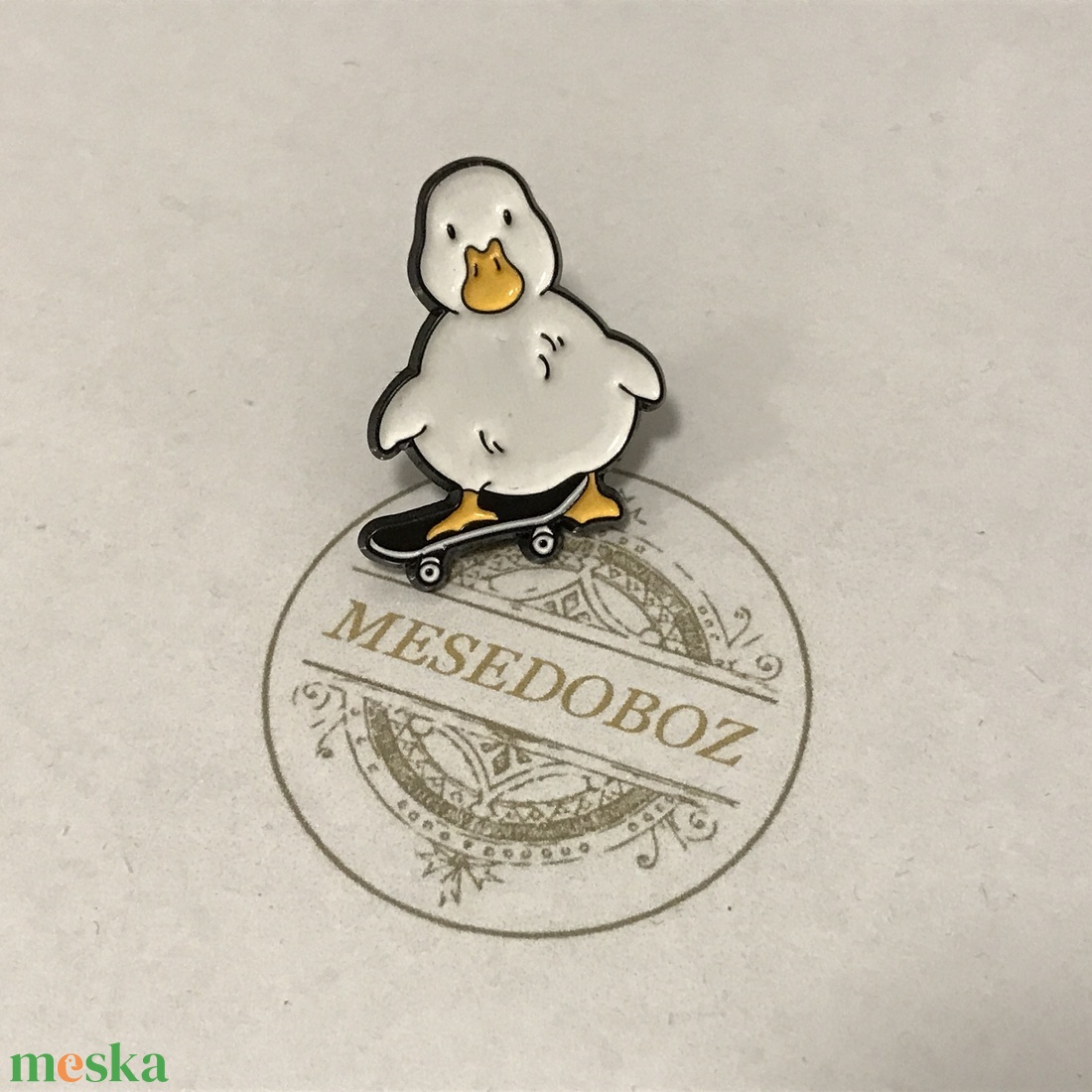 Gőrdeszkás kacsa kitűző - Mesedoboz - ékszer - kitűző és bross - kitűző - Meska.hu Gőrdeszkás kacsa kitűző - Mesedoboz - ékszer - kitűző és bross - kitűző - Meska.hu