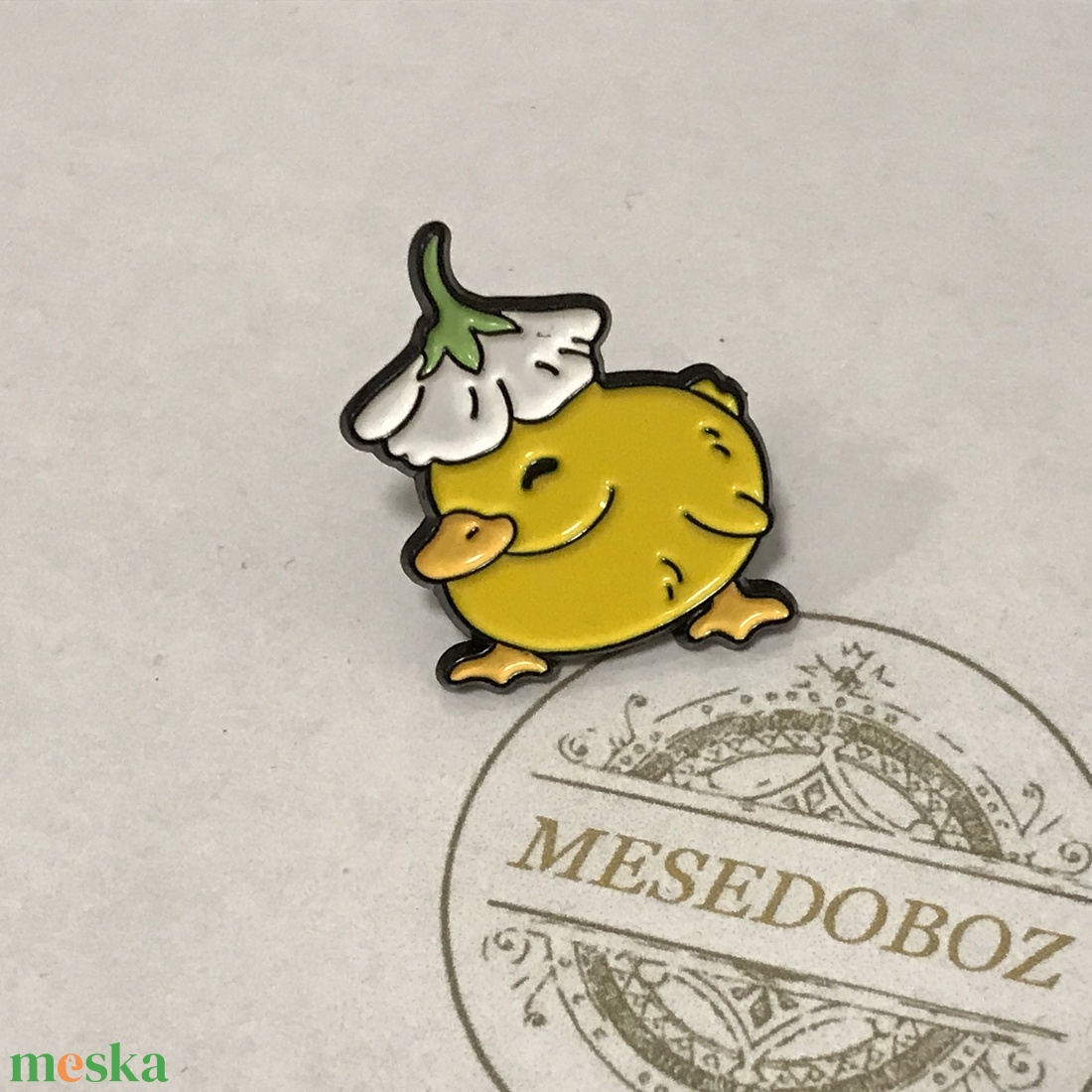 Kacsa virág alatt - vidám kitűző - Mesedoboz - ékszer - kitűző és bross - kitűző - Meska.hu Kacsa virág alatt - vidám kitűző - Mesedoboz - ékszer - kitűző és bross - kitűző - Meska.hu