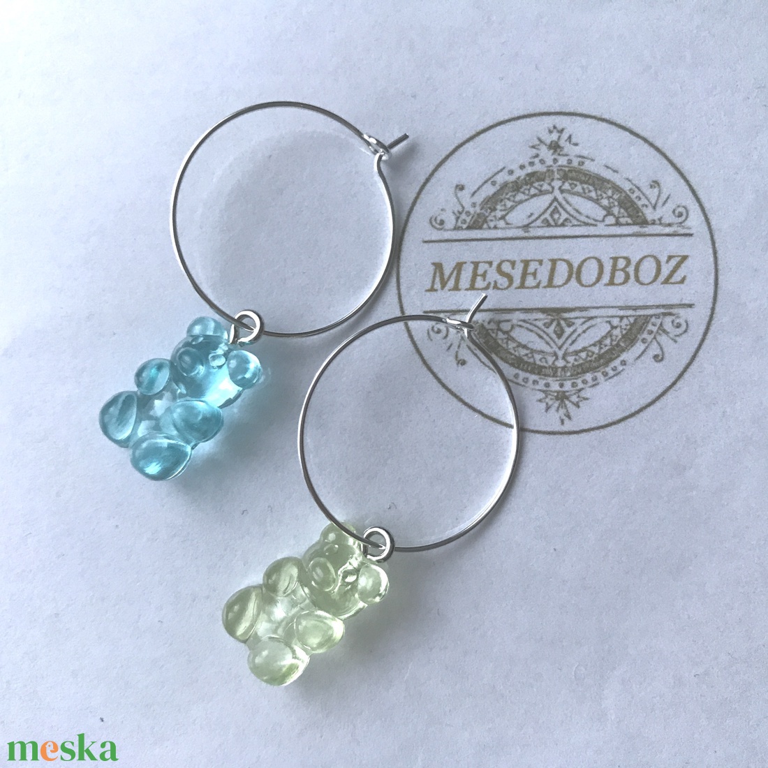 Karika fülbevaló maci medállal - Mesedoboz - ékszer - fülbevaló - karika fülbevaló - Meska.hu Karika fülbevaló maci medállal - Mesedoboz - ékszer - fülbevaló - karika fülbevaló - Meska.hu