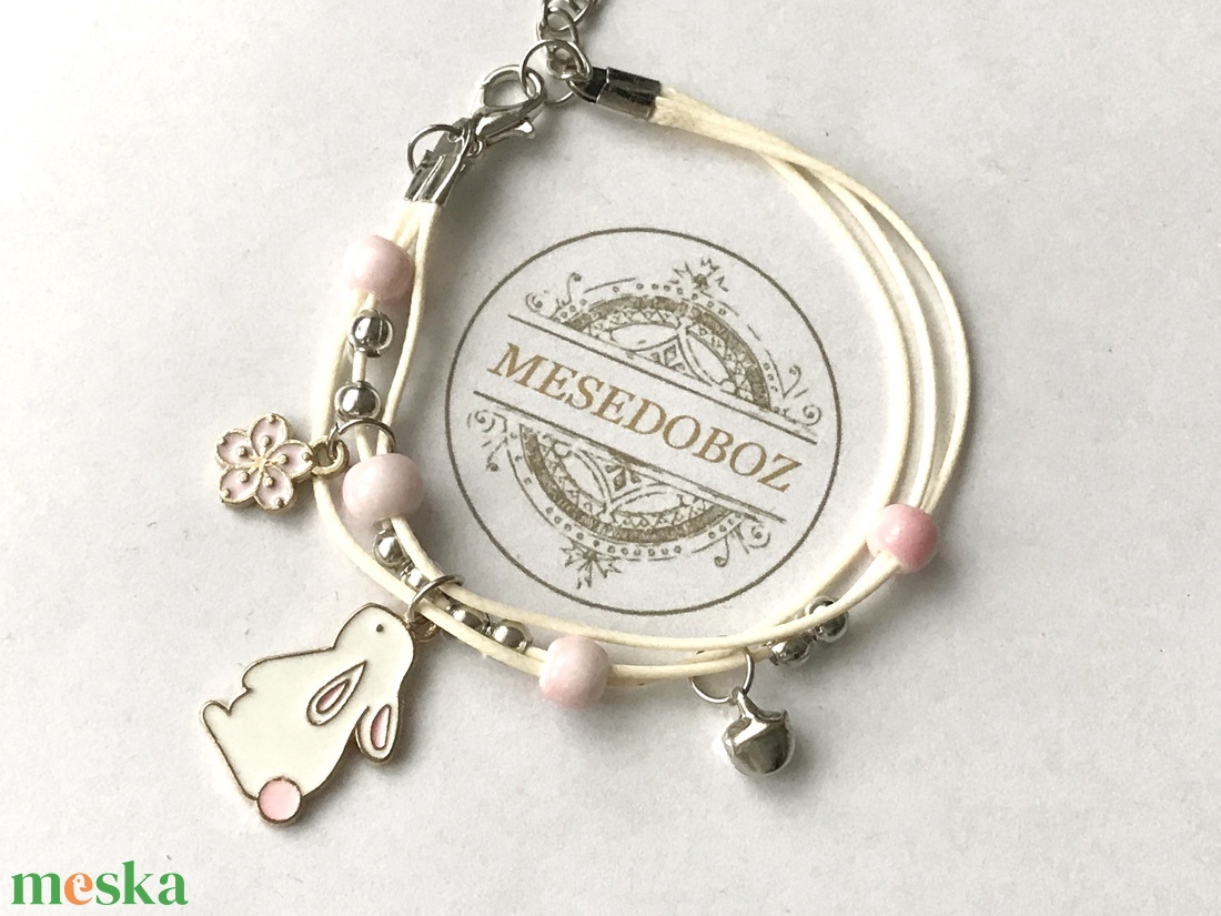 Karkötő nyuszi és virág medállal akár Húsvétra - Mesedoboz - ékszer - karkötő - charm karkötő - Meska.hu Karkötő nyuszi és virág medállal akár Húsvétra - Mesedoboz - ékszer - karkötő - charm karkötő - Meska.hu