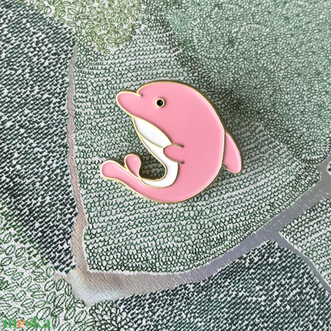 Rózsaszín delfin mintás kitűző - Mesedoboz - ékszer - kitűző és bross - kitűző - Meska.hu Rózsaszín delfin mintás kitűző - Mesedoboz - ékszer - kitűző és bross - kitűző - Meska.hu