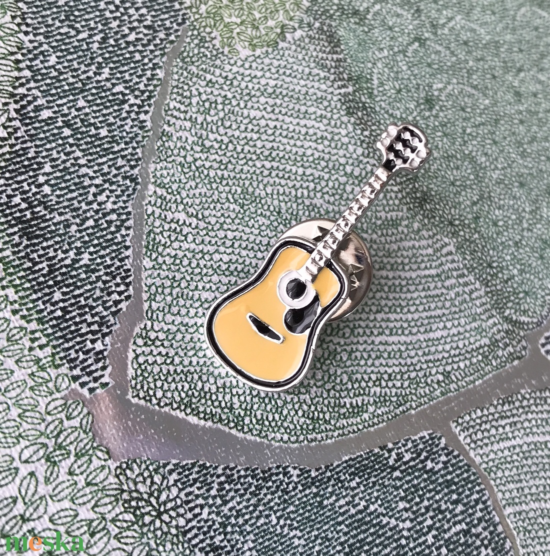 Gitár mintás kitűző - Mesedoboz - ékszer - kitűző és bross - kitűző - Meska.hu Gitár mintás kitűző - Mesedoboz - ékszer - kitűző és bross - kitűző - Meska.hu