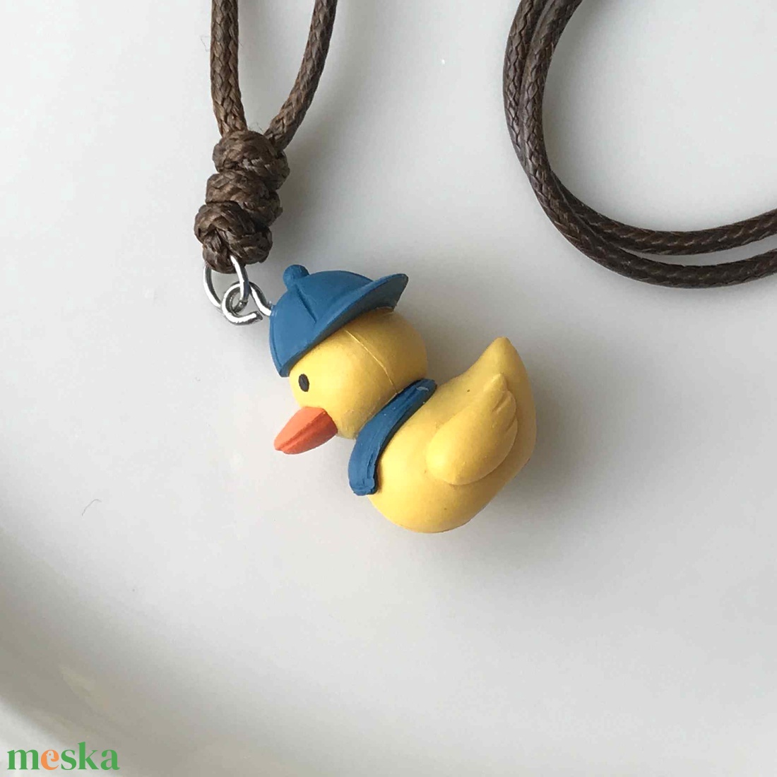 Kacsa sapkában nyaklánc - Mesedoboz - ékszer - nyaklánc - medálos nyaklánc - Meska.hu Kacsa sapkában nyaklánc - Mesedoboz - ékszer - nyaklánc - medálos nyaklánc - Meska.hu