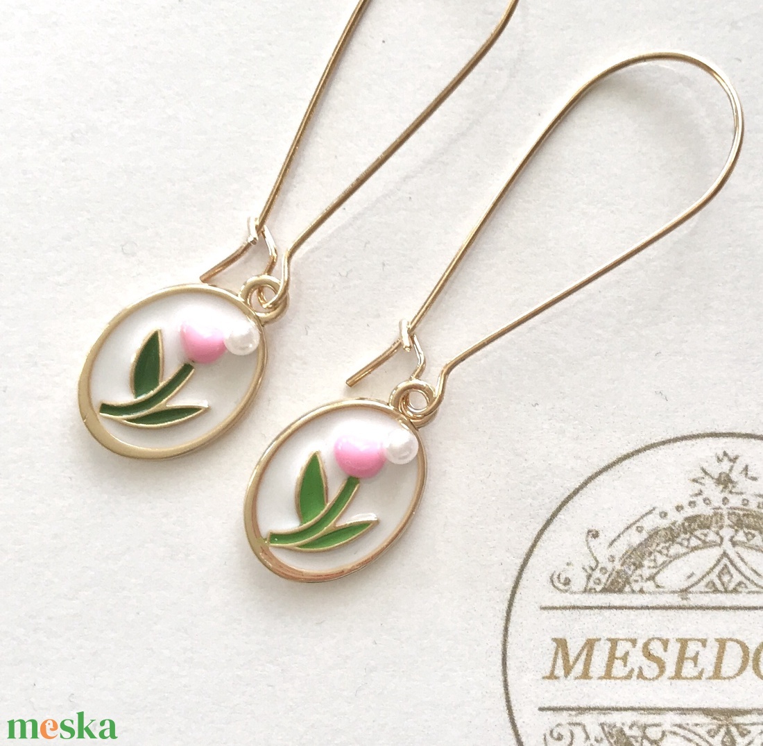 Tulipán mintás fülbevaló fehér gyöngy díszítéssel - Mesedoboz - esküvő - ékszer - fülbevaló - Meska.hu
