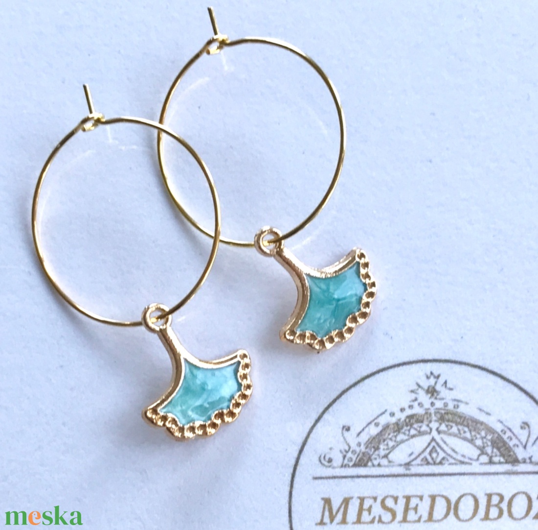 Ginkgo falevél karika fülbevalón,  türkiz színben - Mesedoboz - ékszer - fülbevaló - karika fülbevaló - Meska.hu