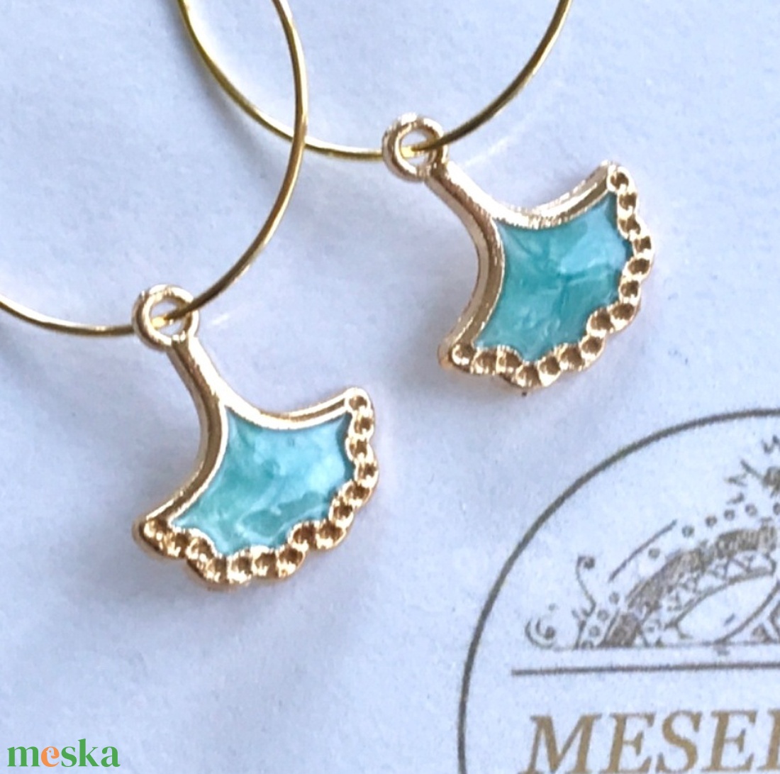 Ginkgo falevél karika fülbevalón,  türkiz színben - Mesedoboz - ékszer - fülbevaló - karika fülbevaló - Meska.hu