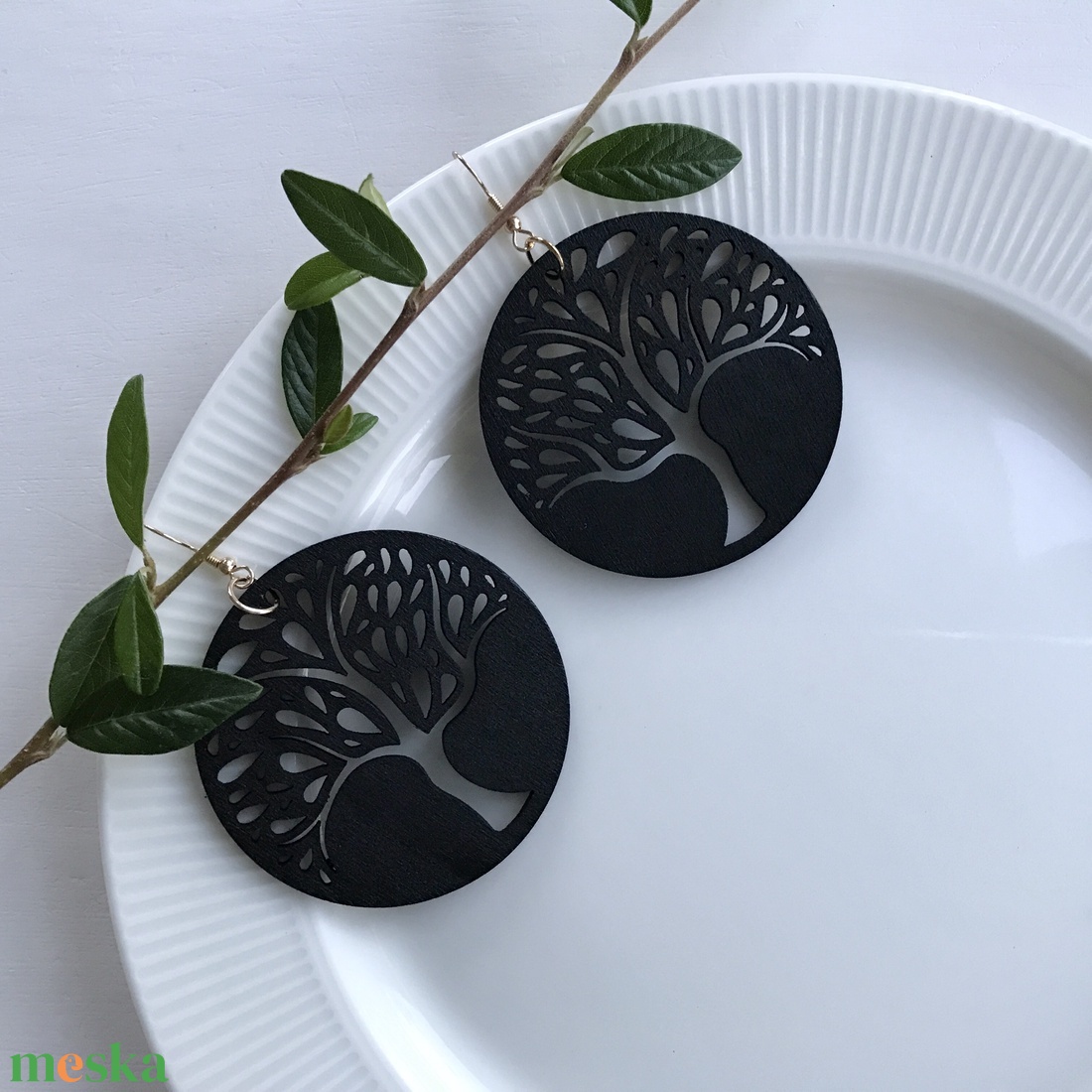 Fából készült, elegáns fülbevaló fa mintával - Mesedoboz - ékszer - fülbevaló - lógós kerek fülbevaló - Meska.hu Fából készült, elegáns fülbevaló fa mintával - Mesedoboz - ékszer - fülbevaló - lógós kerek fülbevaló - Meska.hu