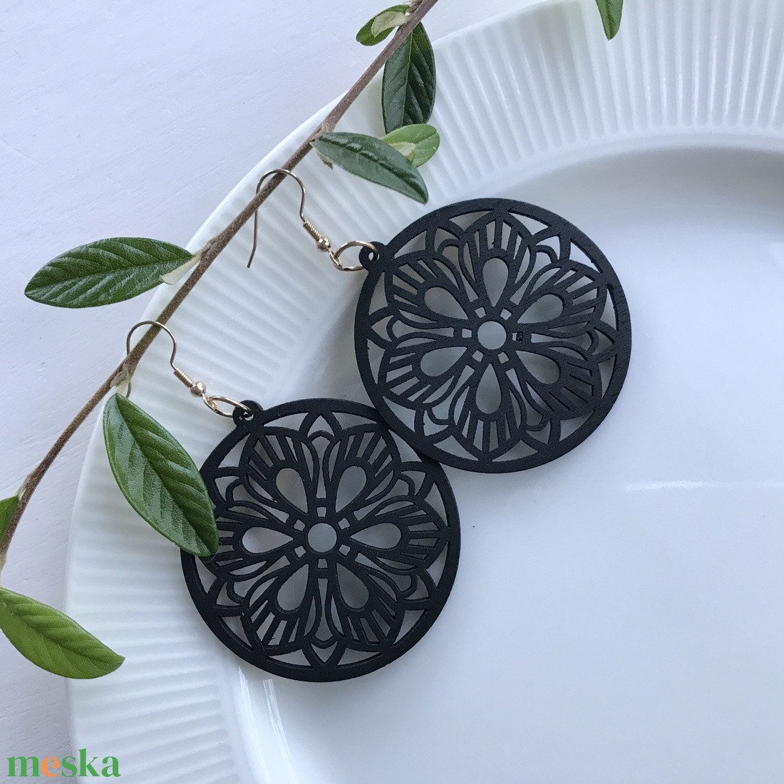 Fából készült, elegáns, fekete fülbevaló - Mesedoboz - ékszer - fülbevaló - lógó fülbevaló - Meska.hu Fából készült, elegáns, fekete fülbevaló - Mesedoboz - ékszer - fülbevaló - lógó fülbevaló - Meska.hu