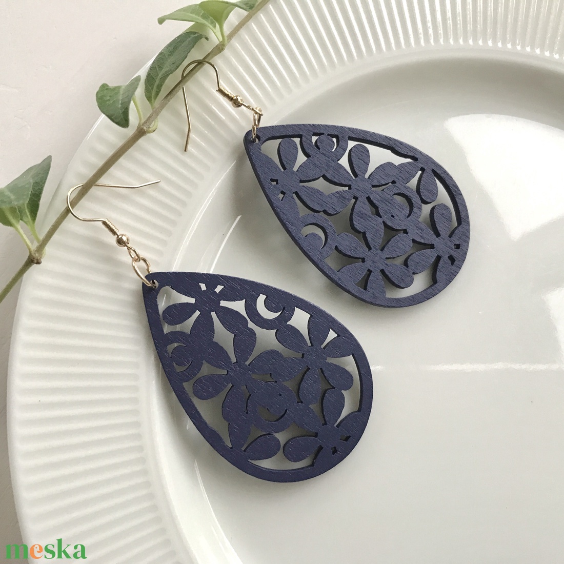 Fából készült fülbevaló, sötétkék levél és virág mintával - Mesedoboz - ékszer - fülbevaló - lógó fülbevaló - Meska.hu
