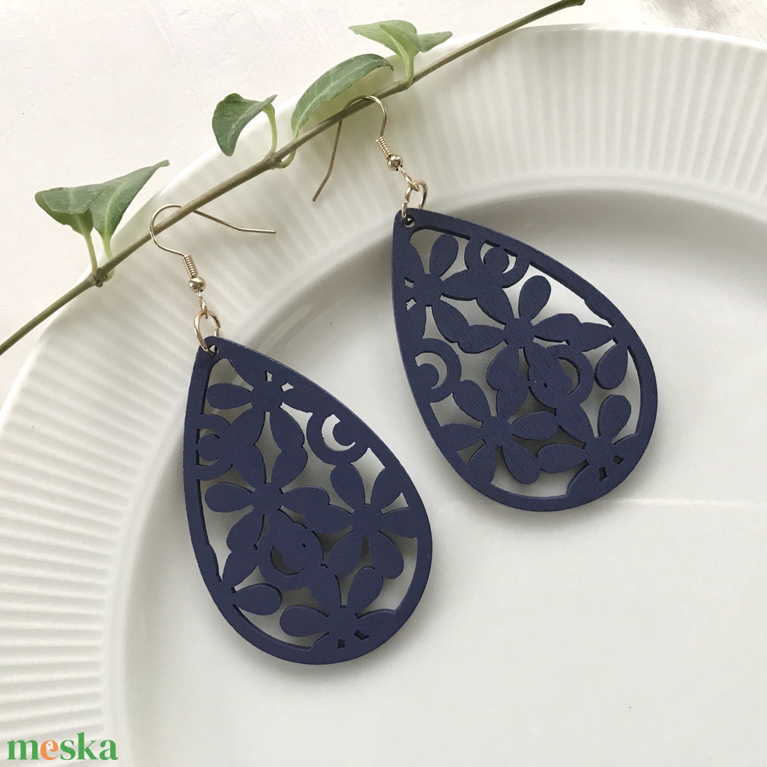 Fából készült fülbevaló, sötétkék levél és virág mintával - Mesedoboz - ékszer - fülbevaló - lógó fülbevaló - Meska.hu