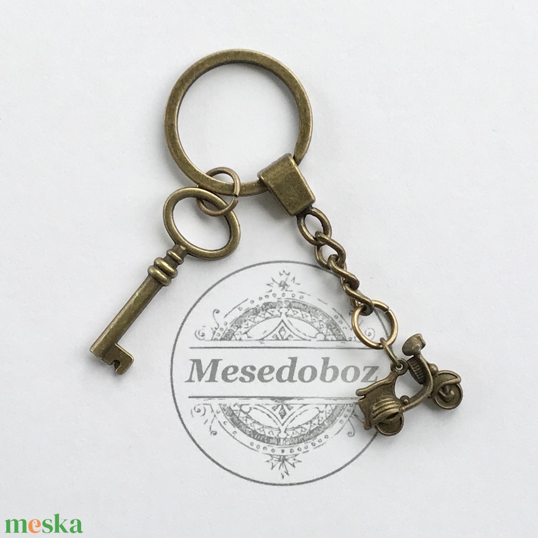 Vespa motor kulcstartó, Vintage kulcs medállal  - Mesedoboz - táska & tok - kulcstartó & táskadísz - kulcstartó - Meska.hu
