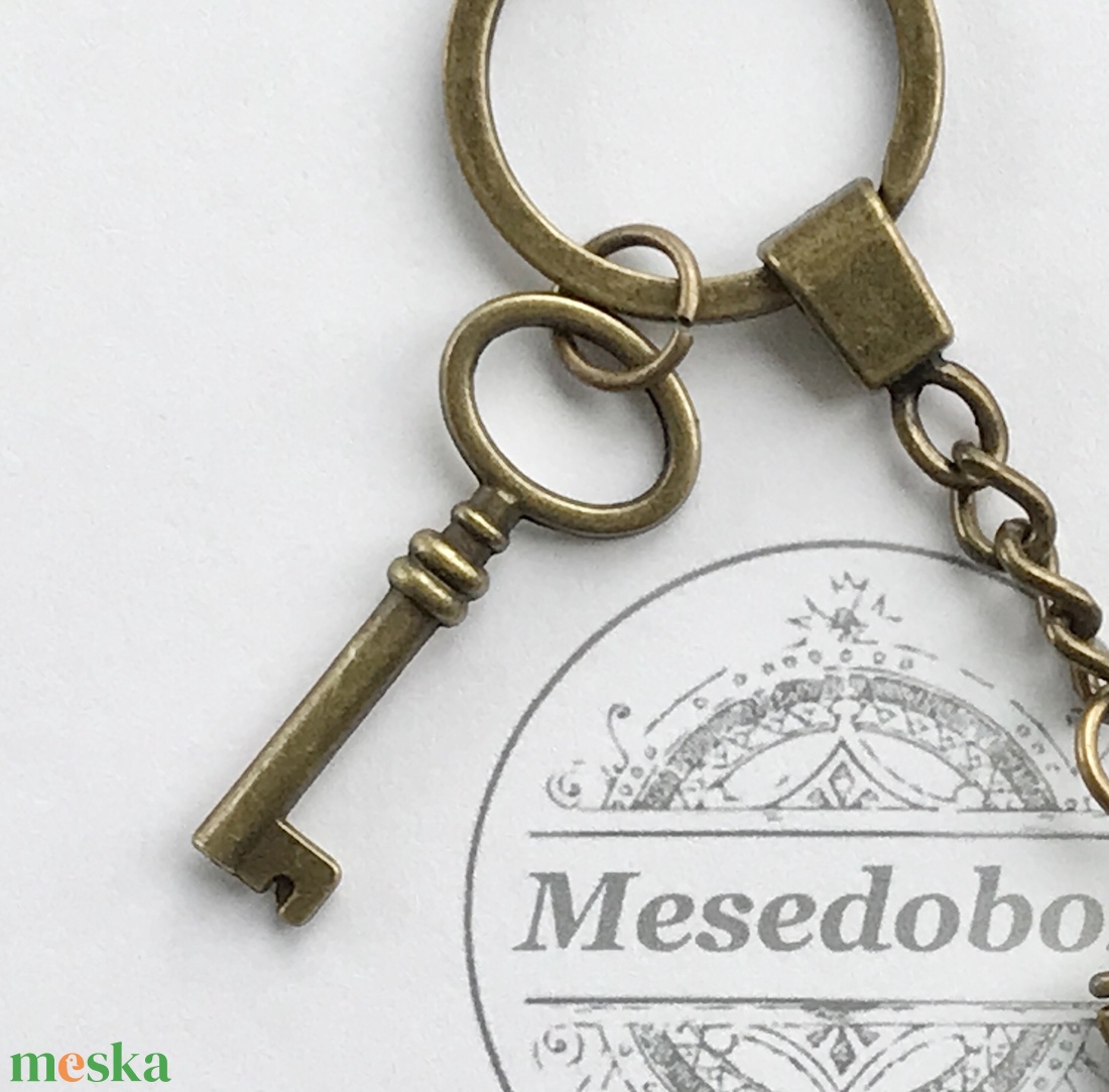 Vespa motor kulcstartó, Vintage kulcs medállal  - Mesedoboz - táska & tok - kulcstartó & táskadísz - kulcstartó - Meska.hu