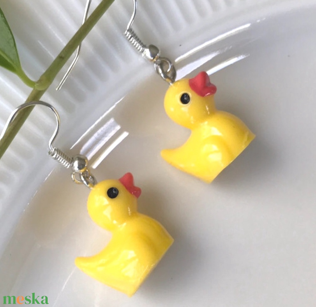 Sárga kiskacsa medálos fülbevaló  - ékszer - fülbevaló - lógó fülbevaló - Meska.hu