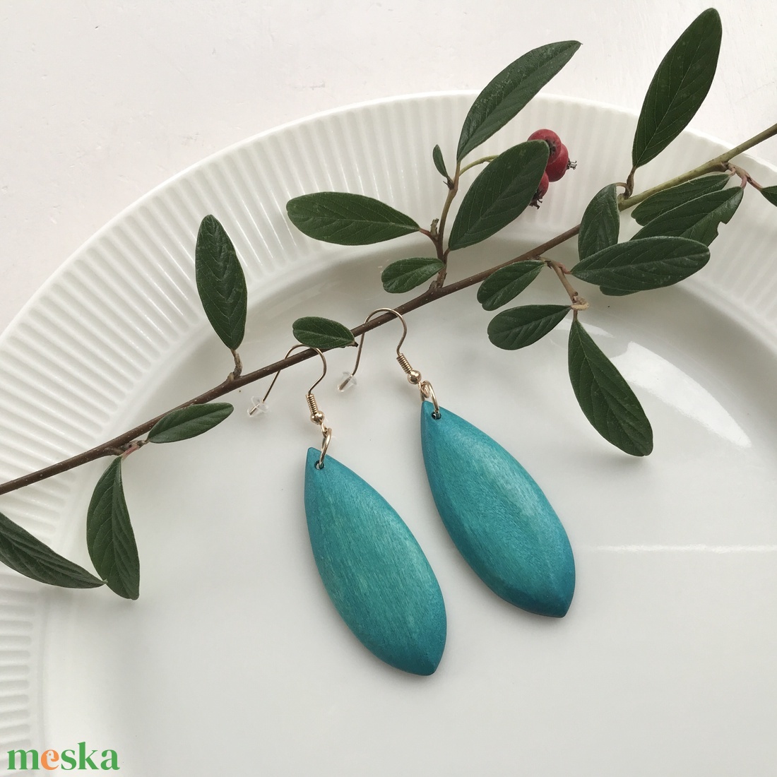 Fából készült csepp alakú fülbevaló türkiz színben  - ékszer - fülbevaló - lógó csepp fülbevaló - Meska.hu