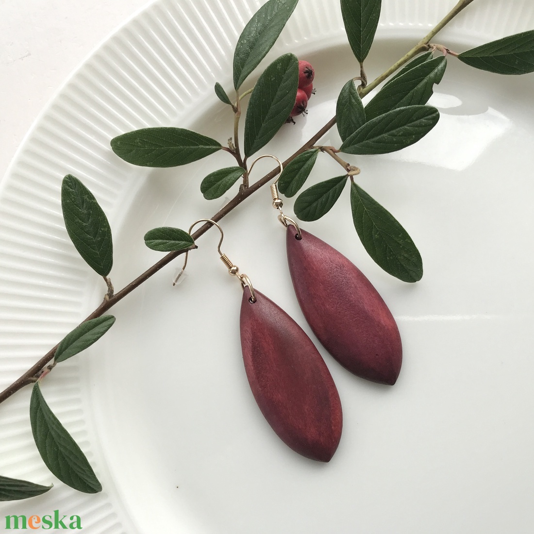 Fából készült csepp alakú fülbevaló bordó színben  - ékszer - fülbevaló - lógó csepp fülbevaló - Meska.hu