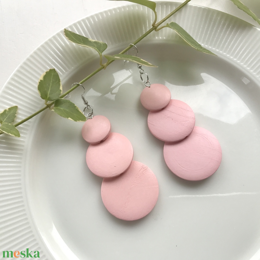 Fából készült rózsaszínű fülbevaló  - ékszer - fülbevaló - lógó csepp fülbevaló - Meska.hu