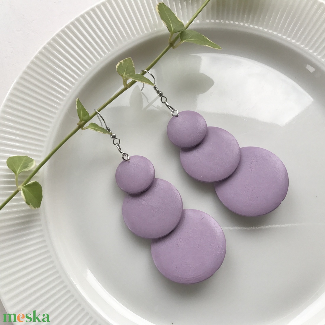 Fából készült pasztell lila színű fülbevaló  - ékszer - fülbevaló - lógó csepp fülbevaló - Meska.hu