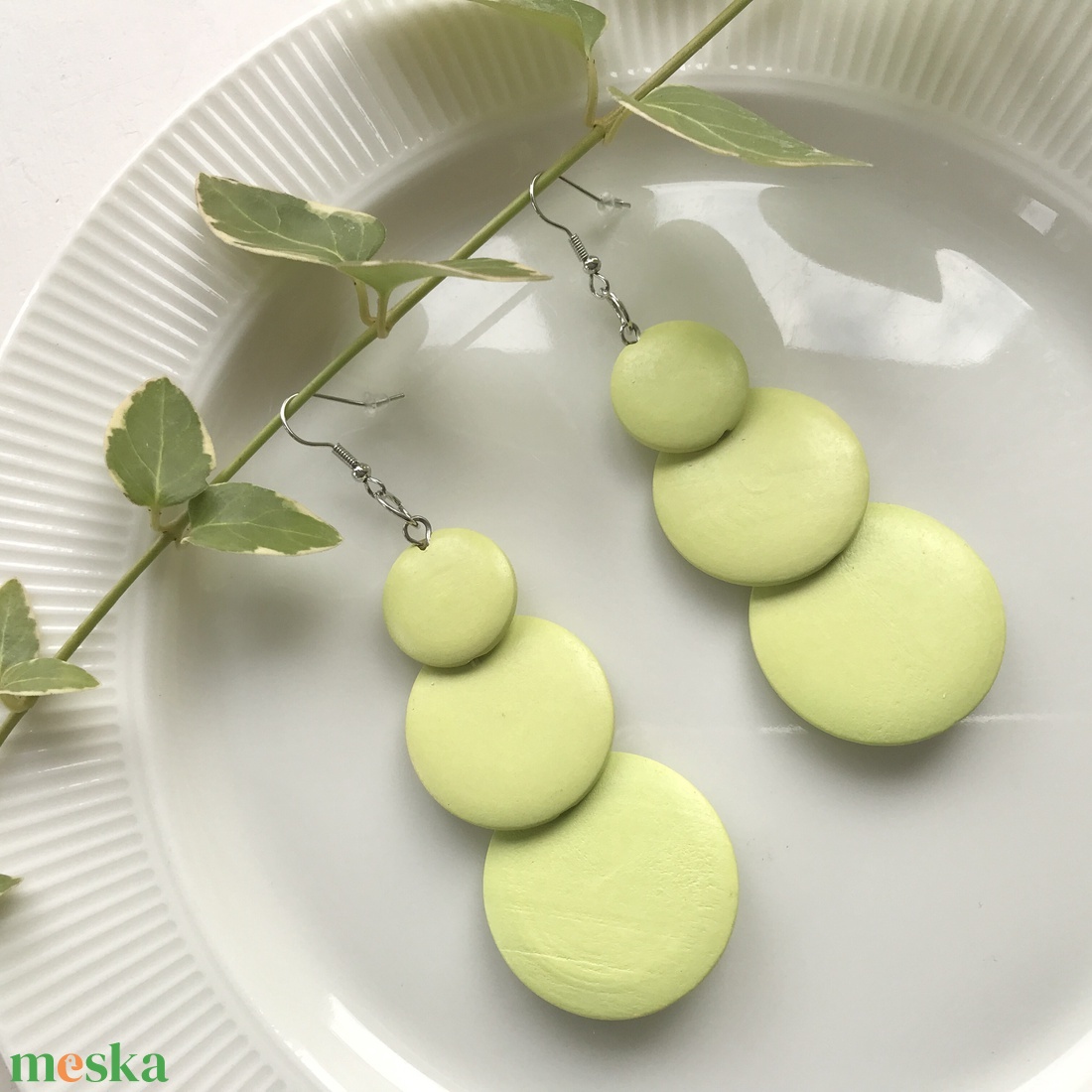 Fából készült pasztellzöld fülbevaló  - ékszer - fülbevaló - lógó csepp fülbevaló - Meska.hu