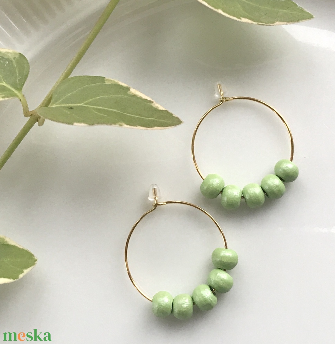 Pasztellzöld, fagyöngyös,  karika fülbevaló  - ékszer - fülbevaló - karika fülbevaló - Meska.hu