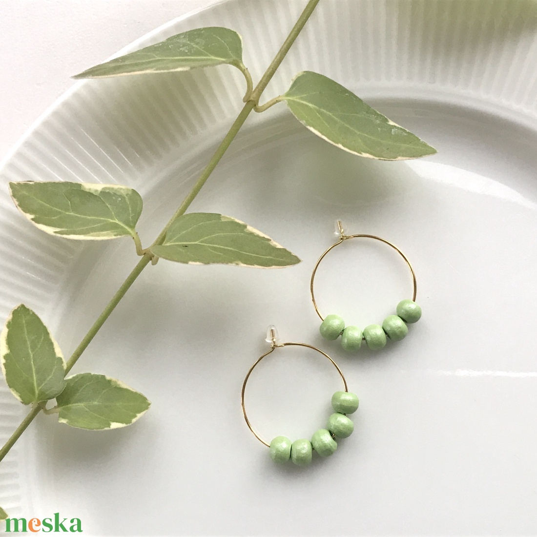 Pasztellzöld, fagyöngyös,  karika fülbevaló  - ékszer - fülbevaló - karika fülbevaló - Meska.hu