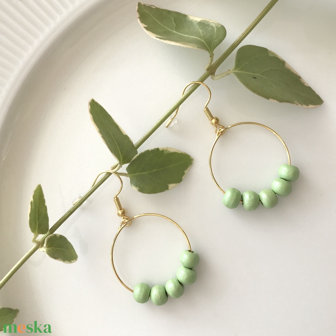 Pasztellzöld, fagyöngyös,  karika fülbevaló  - ékszer - fülbevaló - karika fülbevaló - Meska.hu