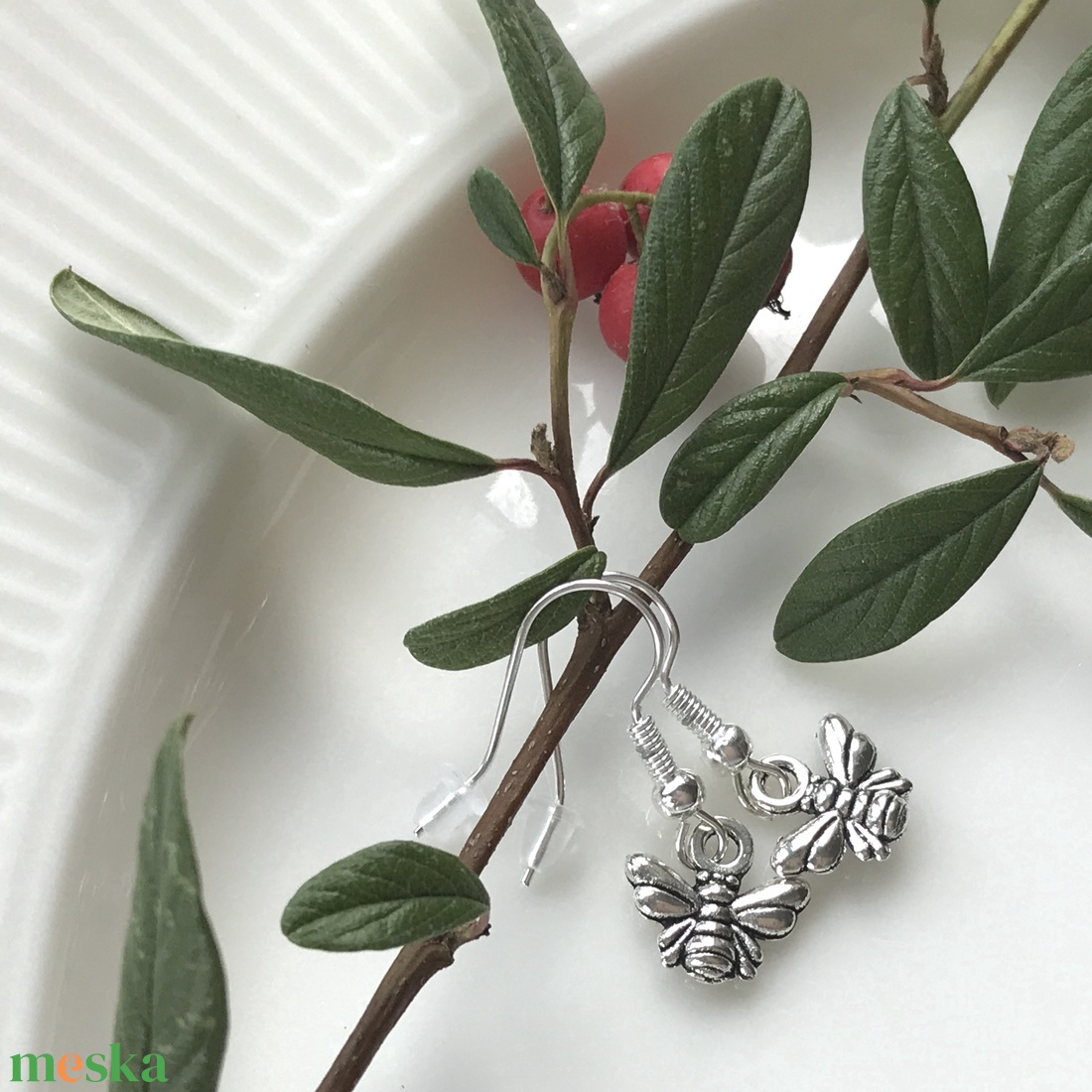 Méhecske fülbevaló pár  - ékszer - fülbevaló - lógó fülbevaló - Meska.hu