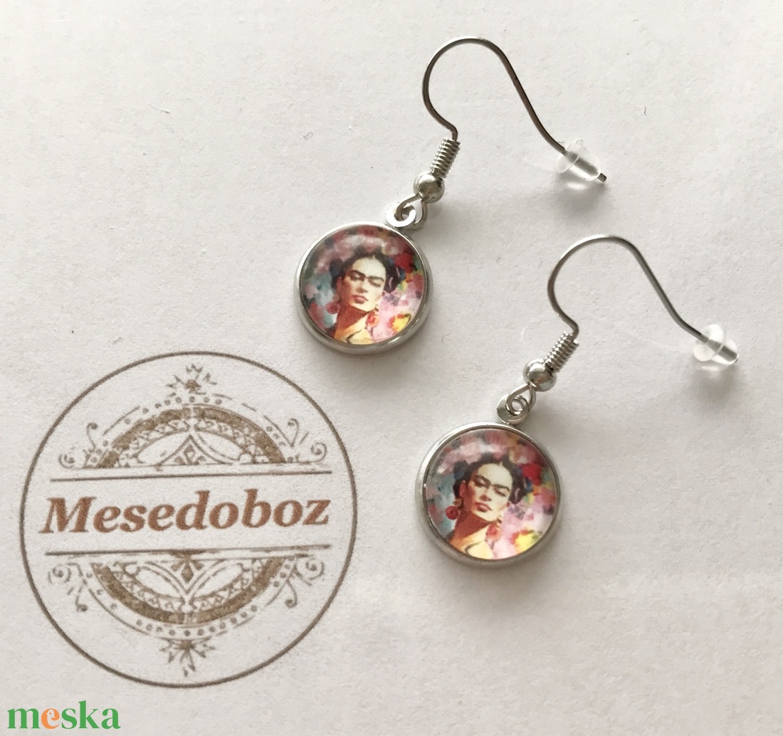 Frida Kahlo mintás üveglencsés fülbevaló - ékszer - fülbevaló - lógó fülbevaló - Meska.hu
