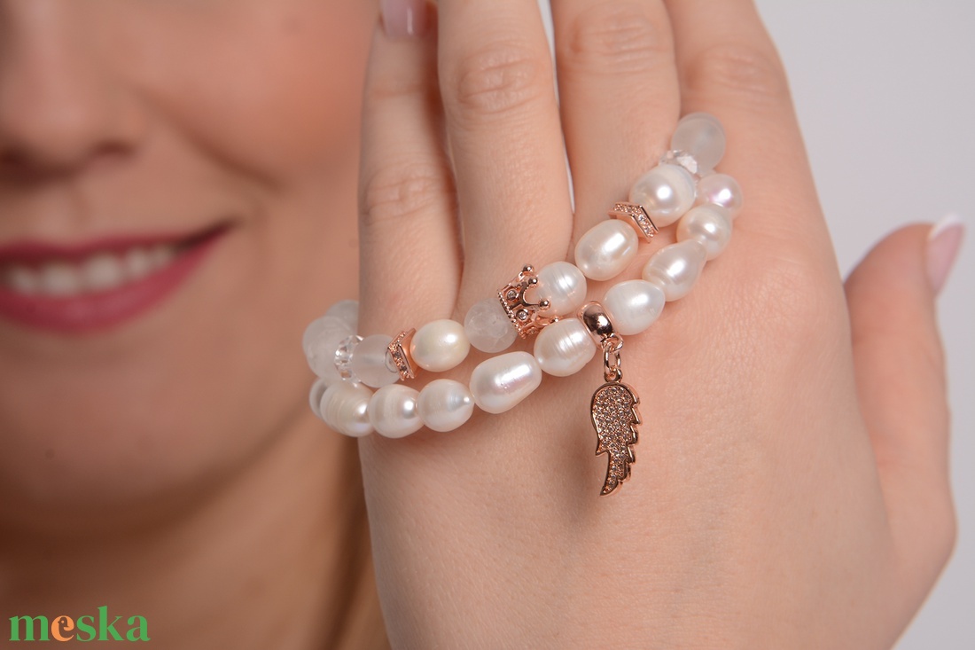 Tenyésztett édesvízi gyöngy  rosegold cirkón angyalszárnnyal  - ékszer - karkötő - gyöngyös karkötő - Meska.hu