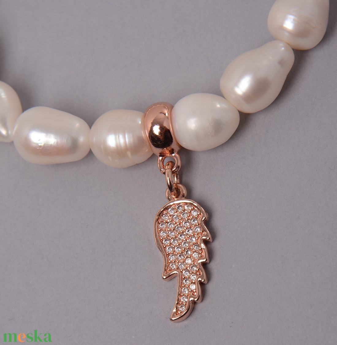 Tenyésztett édesvízi gyöngy  rosegold cirkón angyalszárnnyal  - ékszer - karkötő - gyöngyös karkötő - Meska.hu