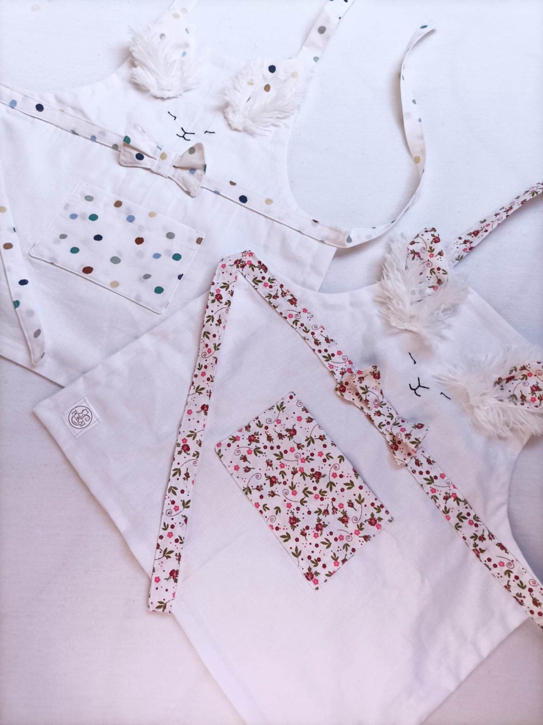 Nyuszi kötény - pöttyös - otthon & életmód - konyhafelszerelés, tálalás - konyhai textil - kötény - Meska.hu