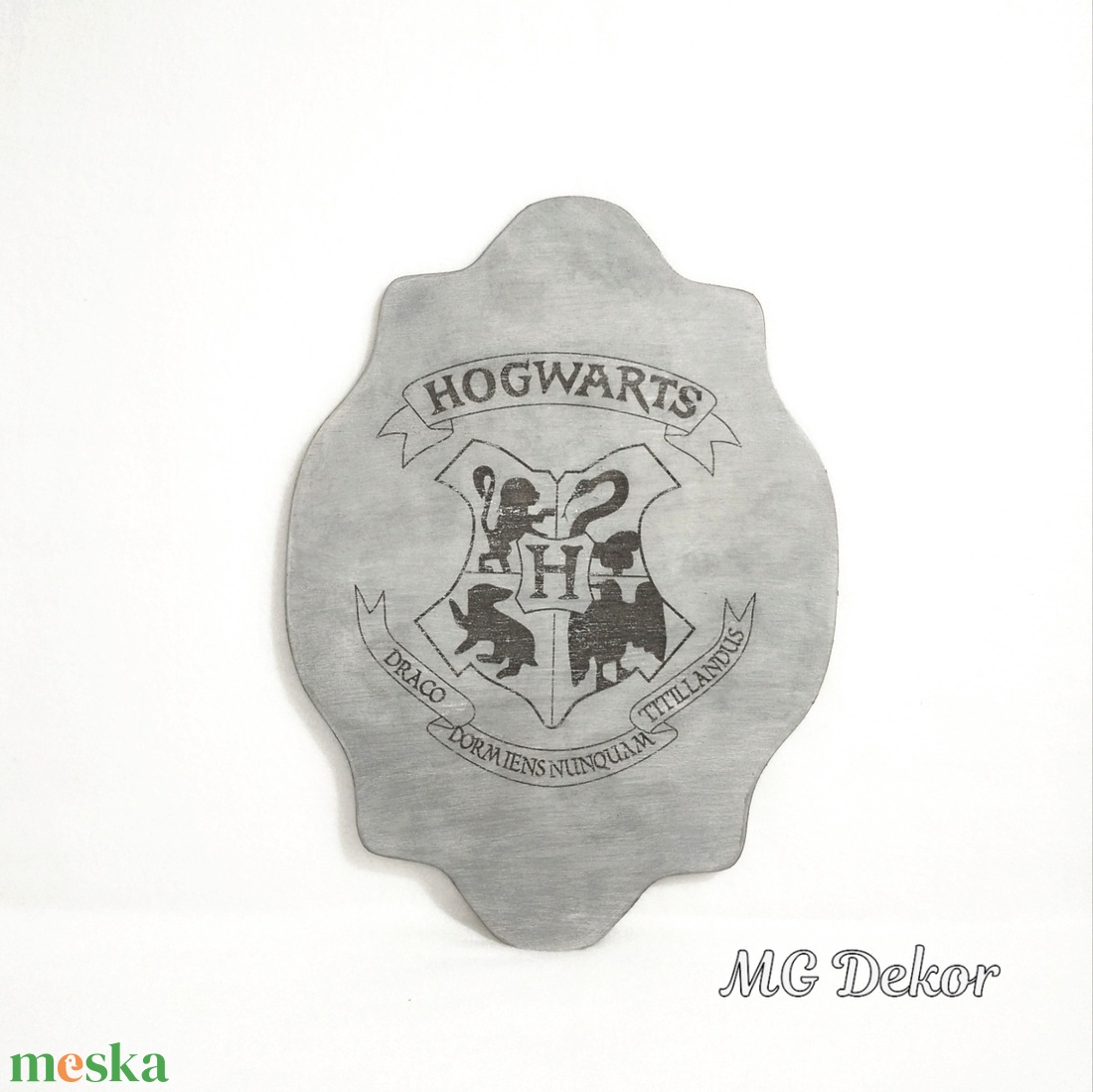 Hogwarts címer falidísz - metál szürke - otthon & életmód - dekoráció - fali és függő dekoráció - falra akasztható dekor - Meska.hu Hogwarts címer falidísz - metál szürke - otthon & életmód - dekoráció - fali és függő dekoráció - falra akasztható dekor - Meska.hu