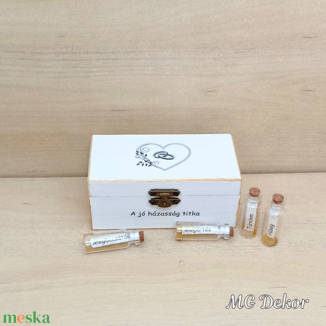Jó házasság titka nászajándék - szív arany színű - esküvő - emlék & ajándék - nászajándék - esküvői pénzátadó doboz - Meska.hu