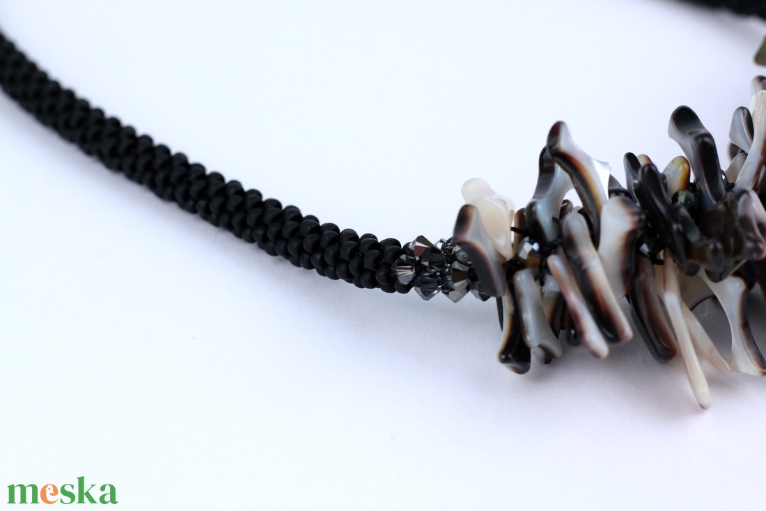 Fekete-fehér kagyló lánc - ékszer - nyaklánc - medál nélküli nyaklánc - Meska.hu