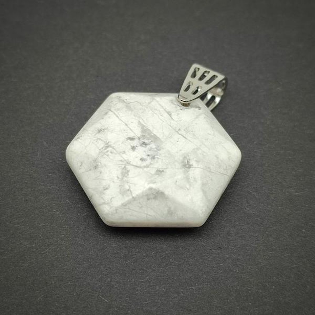 Hexagon medál Howlit 3cm - ékszer - nyaklánc - medál - Meska.hu