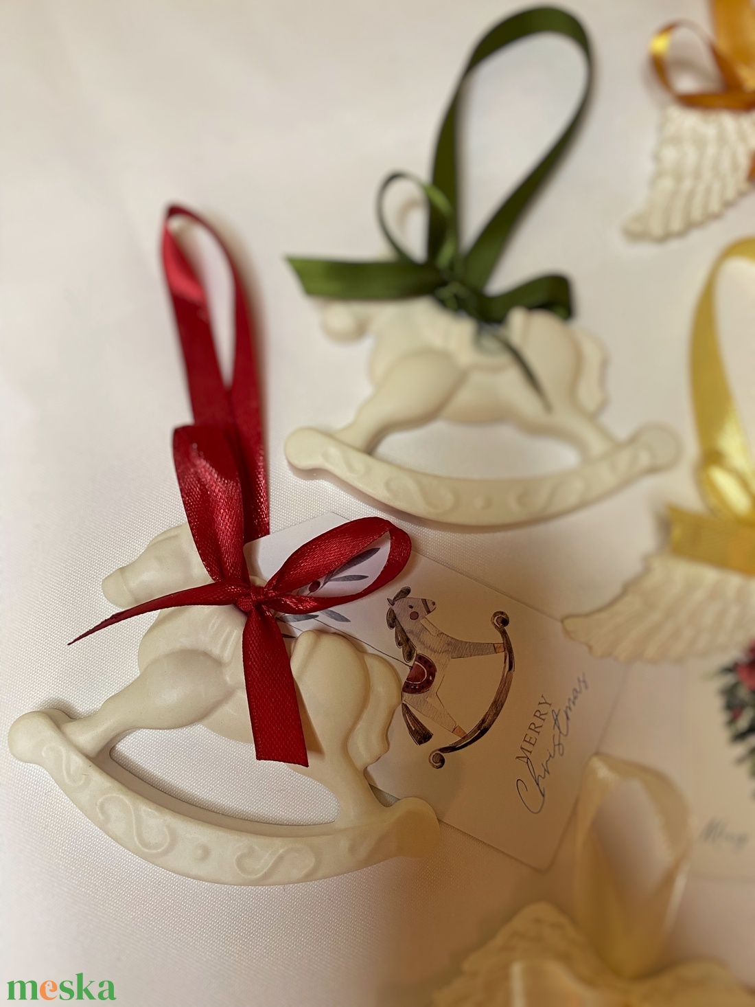 Karácsonyfa dísz, felakasztható hintaló üdvözlőkártyával - otthon & életmód - dekoráció - dísztárgy - Meska.hu