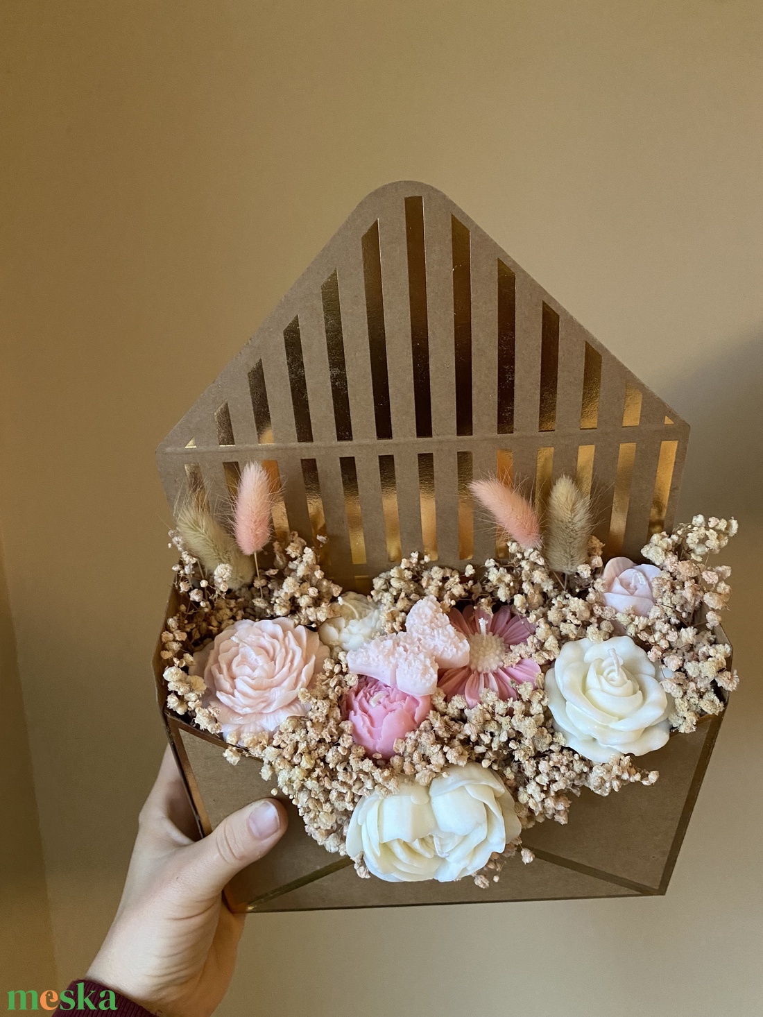 Gyertya virágbox borítékdobozban (szójagyertyából) - kézműves ajándék bármilyen alkalomra - otthon & életmód - gyertya, illat, aroma - gyertya - Meska.hu