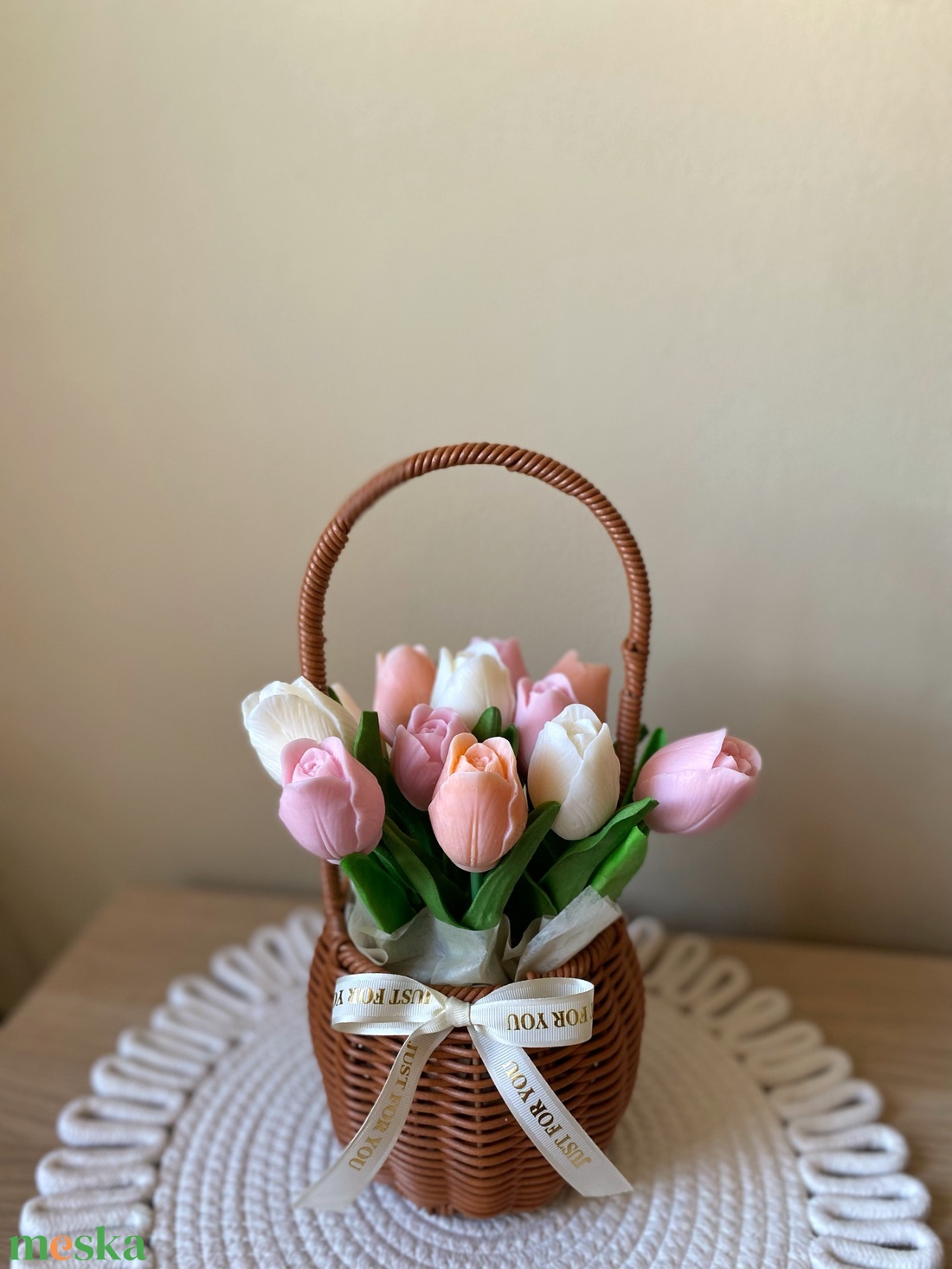 Gyertya/illatviasz tulipán élethű szárral fonott kosárban (szójagyertya) - Nőnapra, Anyák napjára vagy más alkalomra - otthon & életmód - gyertya, illat, aroma - gyertya - Meska.hu
