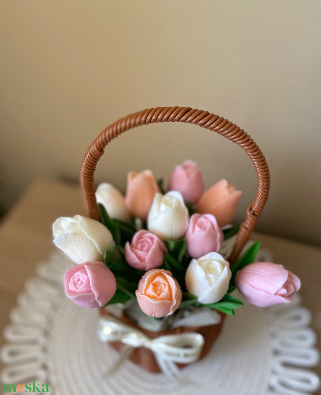 Gyertya/illatviasz tulipán élethű szárral fonott kosárban (szójagyertya) - Nőnapra, Anyák napjára vagy más alkalomra - otthon & életmód - gyertya, illat, aroma - gyertya - Meska.hu