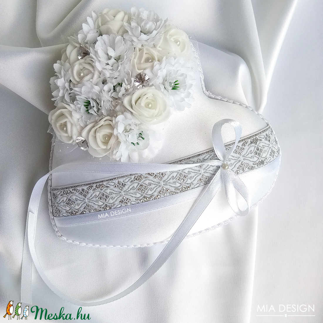Ezüst-fehér gyűrűpárna, kézzel hímzett hófehér szalaggal -  - Meska.hu